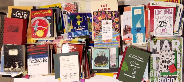 Una mesa con libros revueltos&hellip; puede ser una biblioteca
